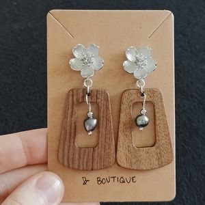NEW HANDMADE SILVER BLACK PEARL WOOD FLOWER STUD EARRINGS